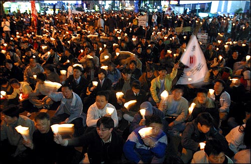  13일 저녁 시민사회단체회원들과 시민 500여명이 광주우체국 앞 규탄집회를 마치고 도청 앞으로 진출하던 중 경찰에 저지 당하자 금남로를 점거하고 집회를 갖고 있다